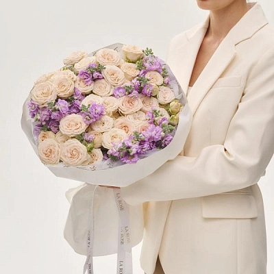 Дуобукет из кустовой розы Sophie с левкоем Дуобукет из кустовой розы Sophie с левкоем